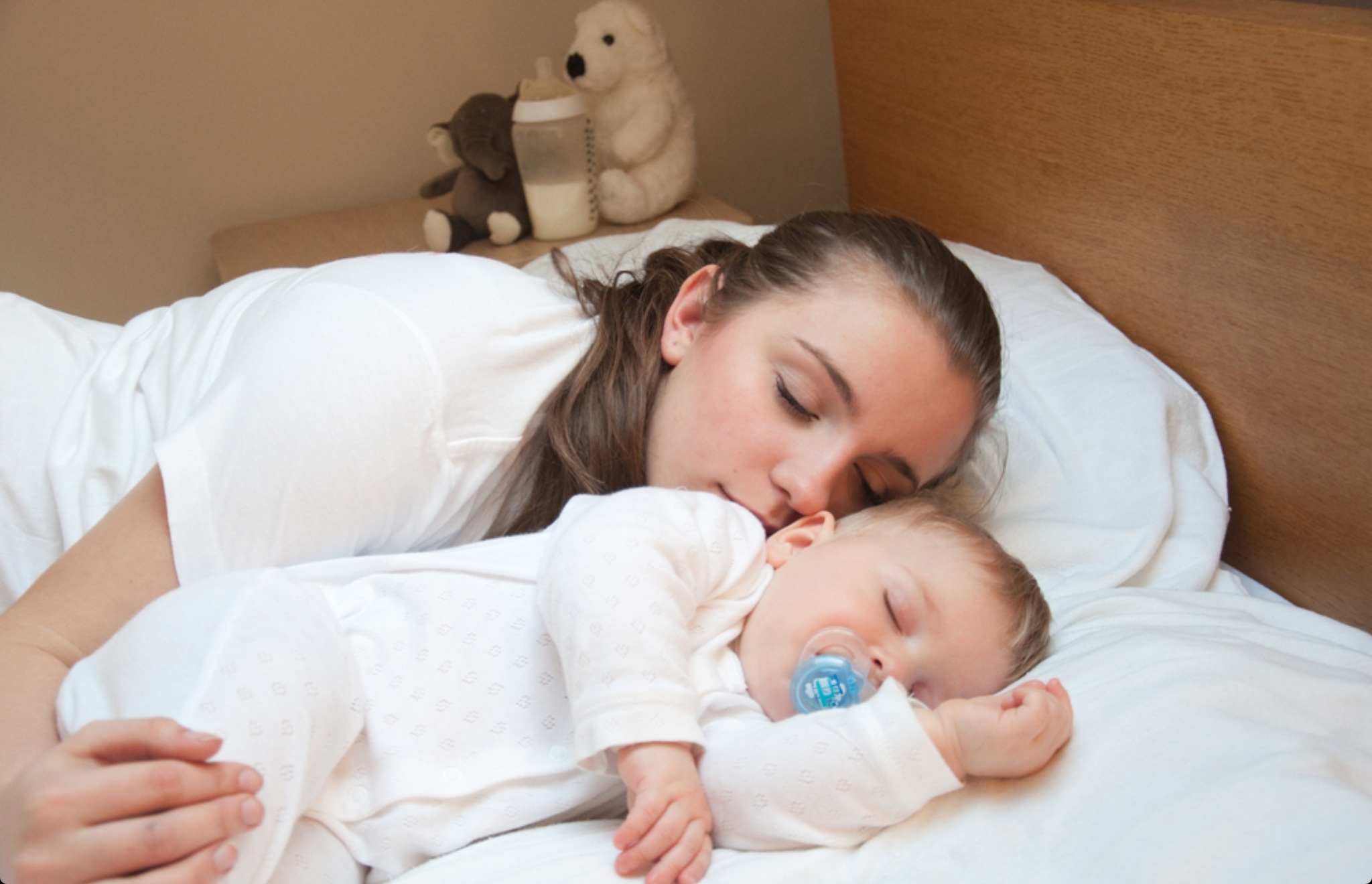 Фото спящей матери. Совместный сон. Совместный сон с ребенком. Совместный сон с грудничком.